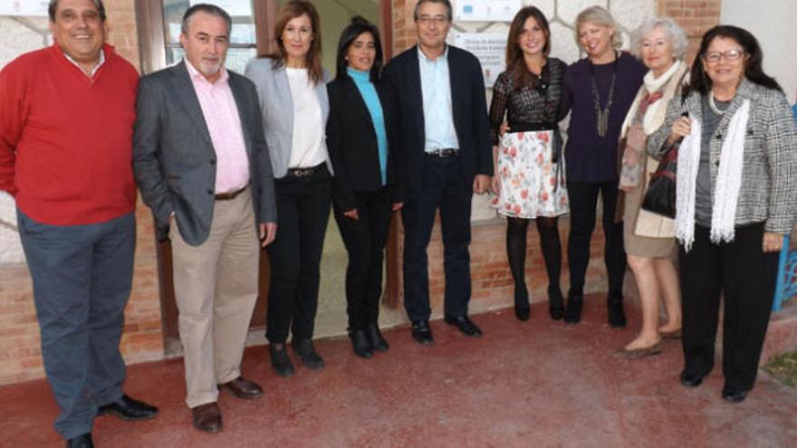 Francisco Salado, ayer, junto a los responsables de la oficina.