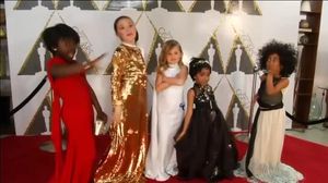 Unes nenes es vesteixen amb la rèplica dels dissenys més enlluernadors de la gala.