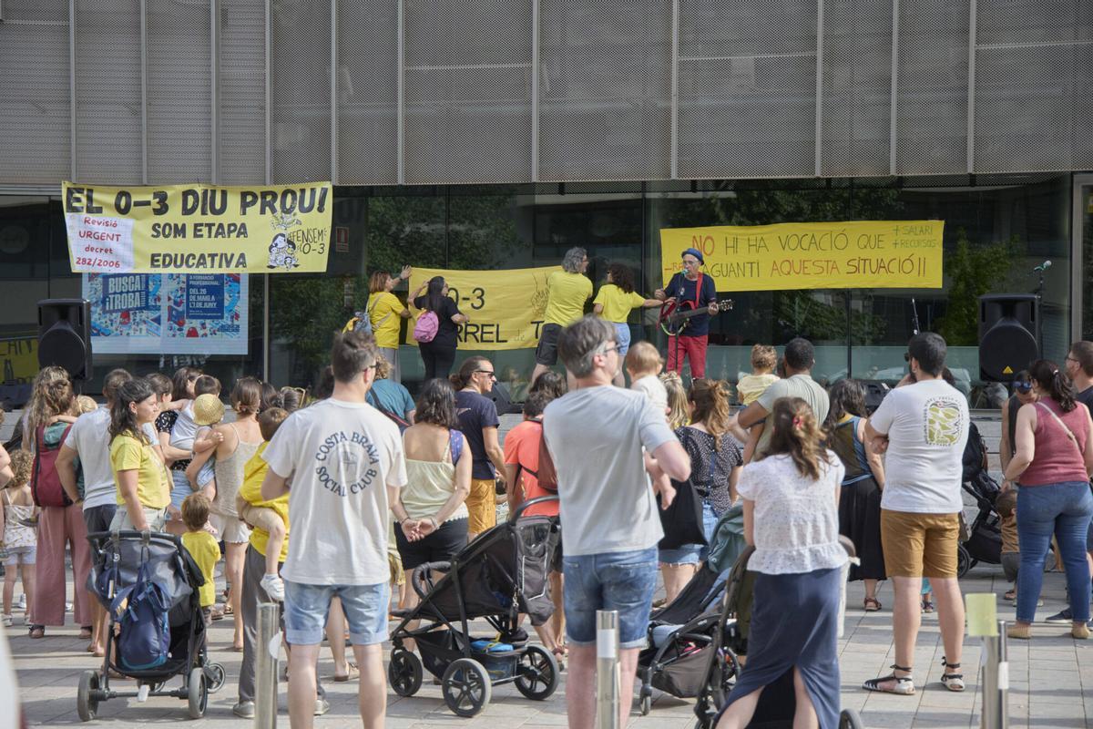 Més de 300 docents fan «les últimes colònies» a Girona contra el preacord d’Educació