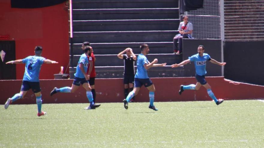 Los jugadores del Alondras celebran el gol de Aitor de esta tarde. // José Ayut-El Día