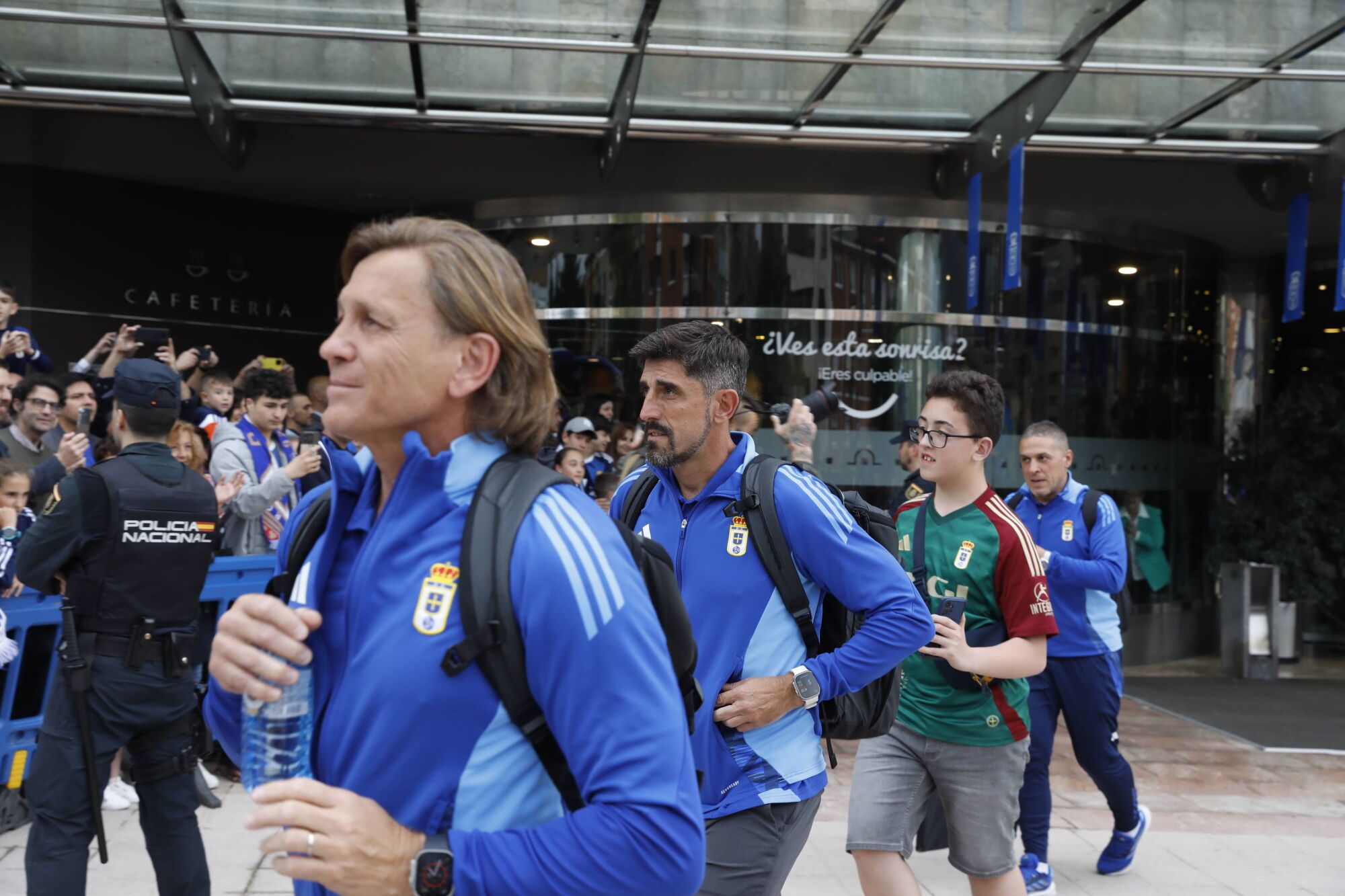 Así fue el recibimiento de la afición al Real Oviedo y toda la previa del último partido de la temporada