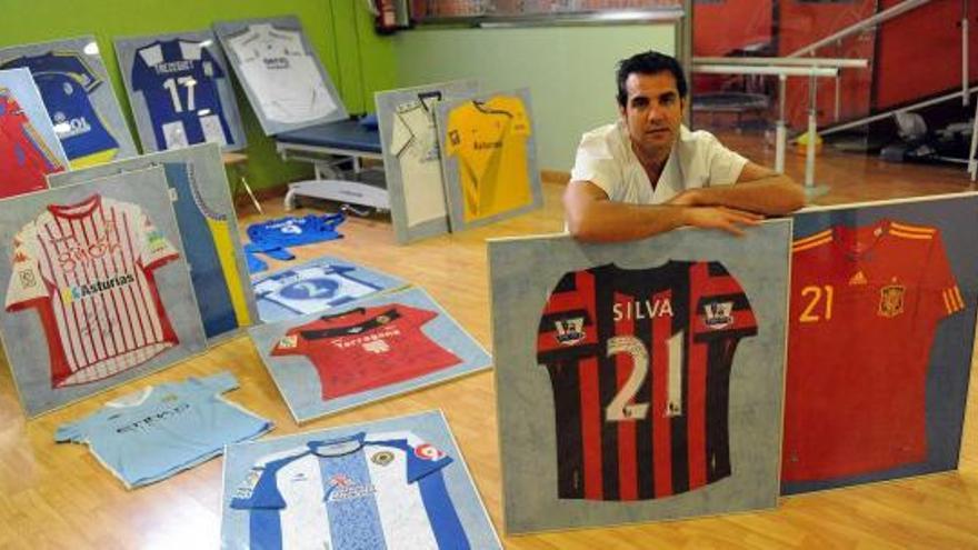 Eduardo Álvarez, con su colección de camisetas de futbolistas. | j. r. silveira