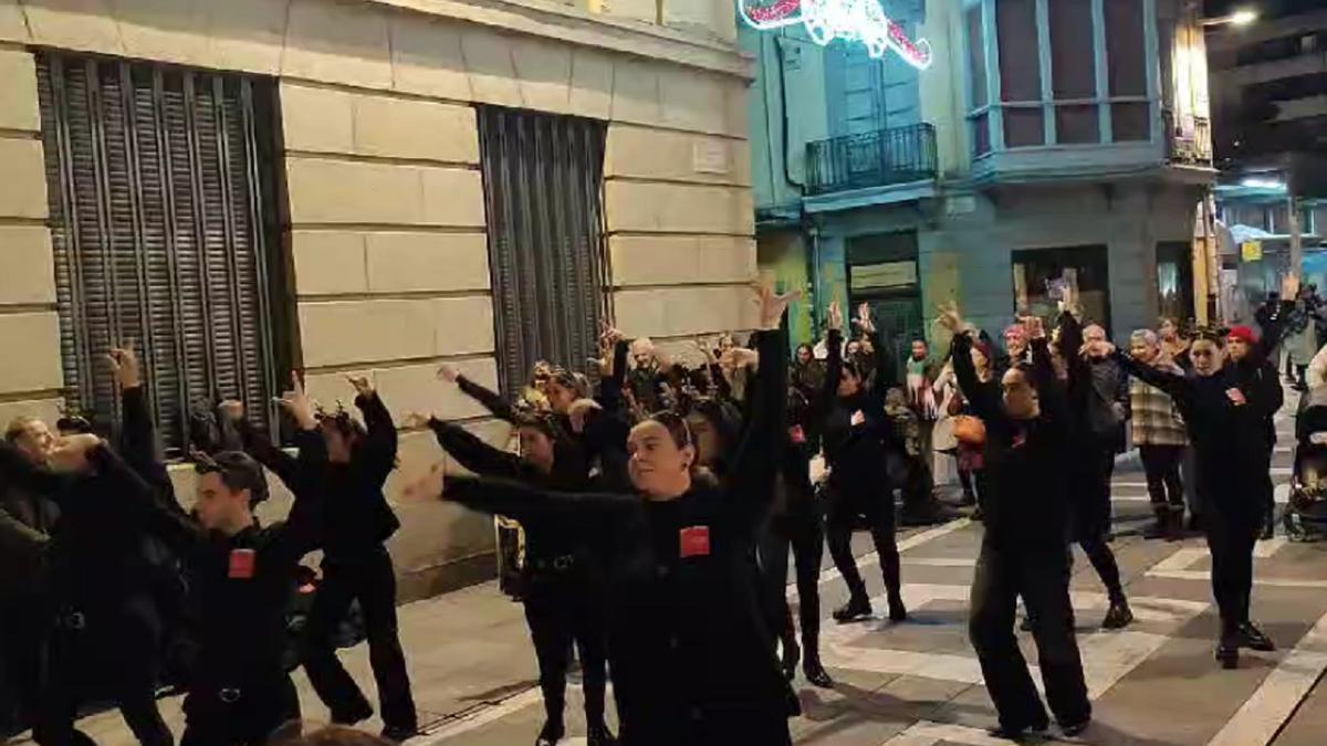 Un grupo de vascos baila villancicos navideños a modo de sevillana en Zamora