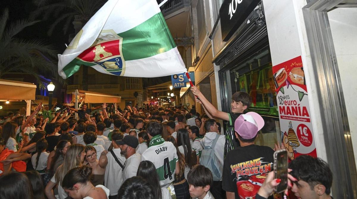 Aficionados del Elche celebran la permanencia en la Glorieta. | ÁXEL ÁLVAREZ