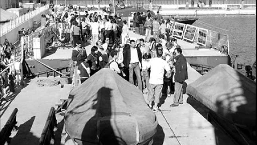 greenpeace.

 La gente visita el barco de Greenpeace fondeado ayer en Valencia con motivo de la cumbre climática.