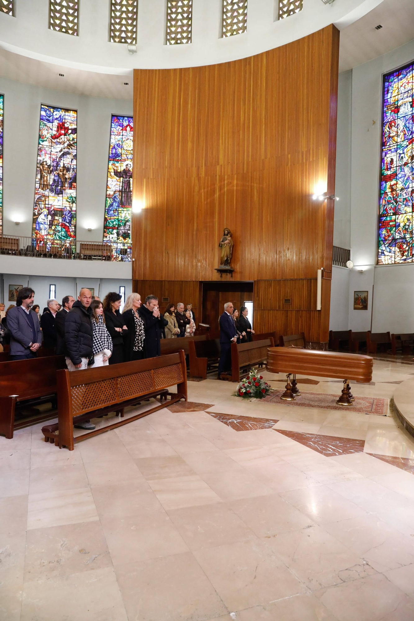 EN IMÁGENES: Funeral de Carmen Villalvilla, histórica directora del colegio Dolores Medio, en la iglesia ovetense de San Francisco de Asís