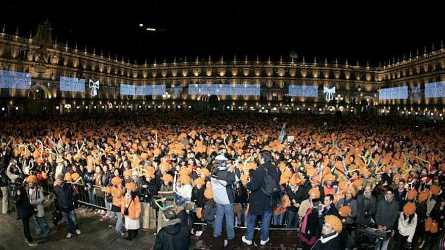 Más de 35.000 jóvenes festejaron anoche en Salamanca la Nochevieja Universitaria