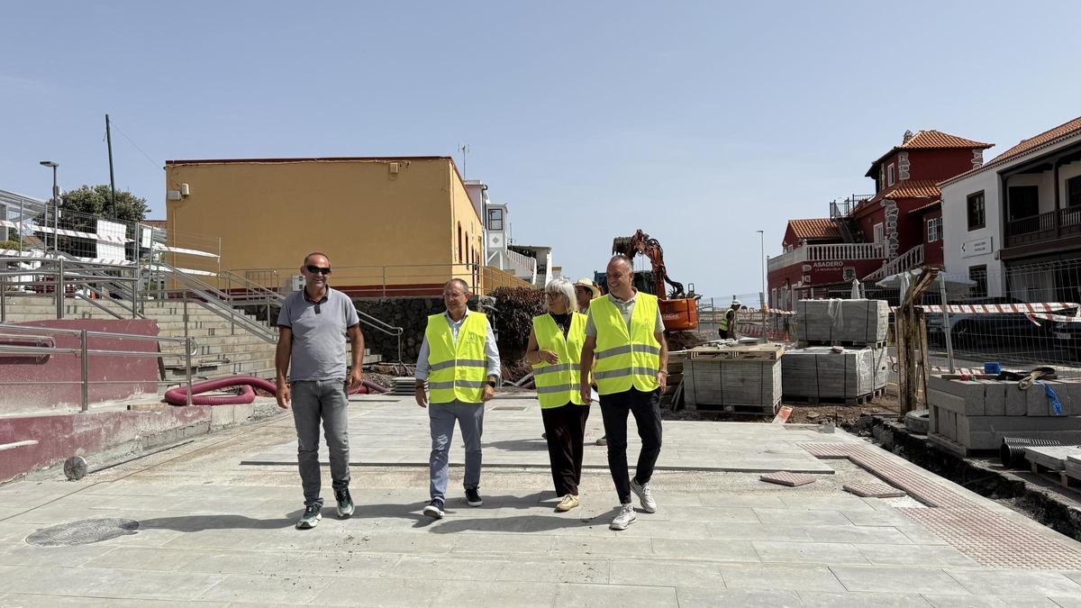 Un momento de la visita a las obras de Puntallana.