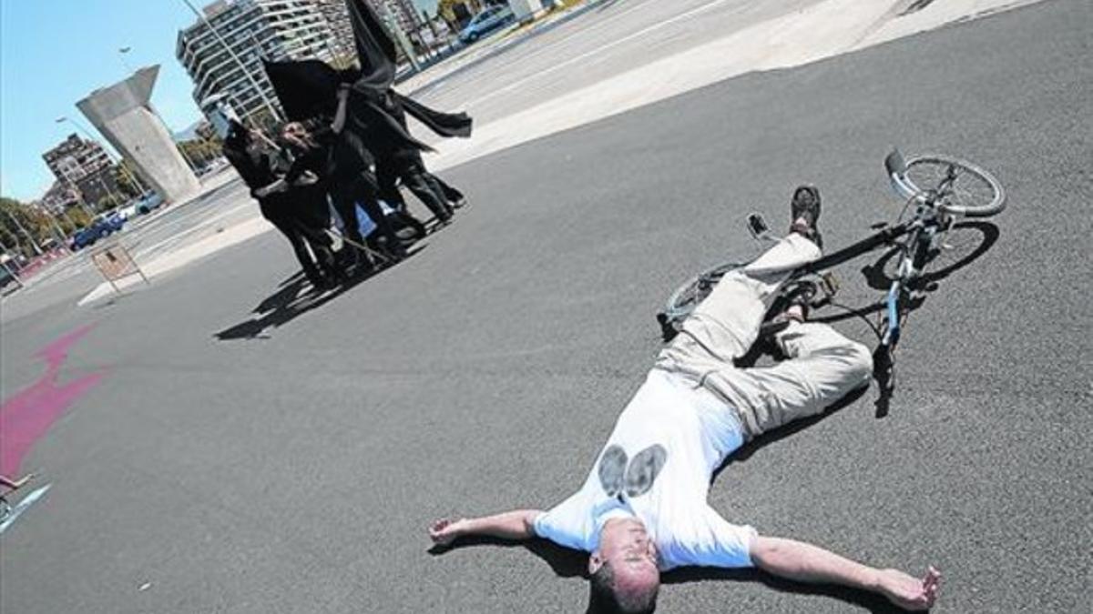Un activista medioambiental simula haber fallecido mientras respiraba el aire contaminado de Barcelona.