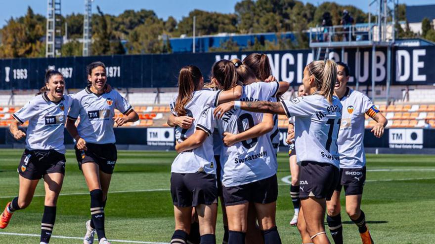 Las futbolistas del VCF celebran un gol, ayer en Paterna. | VCF