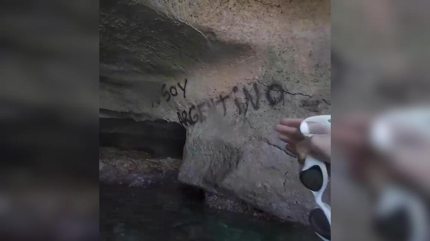 VÍDEO | Una joven descubre buceando en una cueva de Mallorca una pintada vandálica con el mensaje: "Soy argentino"