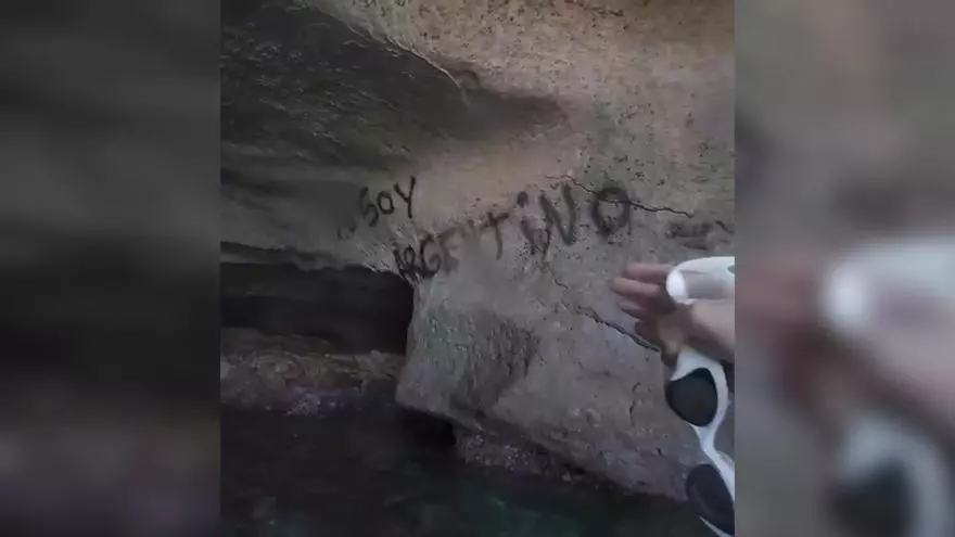 VÍDEO | Una joven descubre buceando en una cueva de Mallorca una pintada vandálica con el mensaje: "Soy argentino"