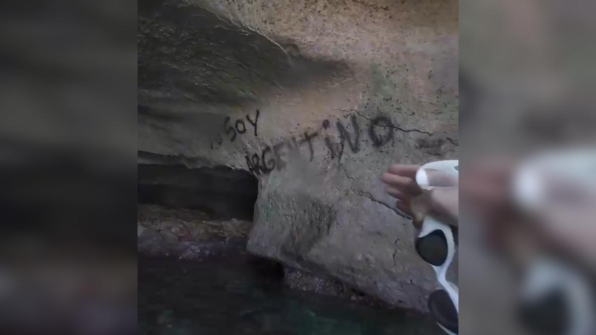 VÍDEO | Una joven descubre buceando en una cueva de Mallorca una pintada vandálica con el mensaje: "Yo soy argentino"