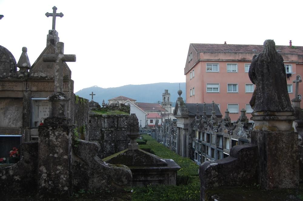 El cementerio de Os Eidos languidece