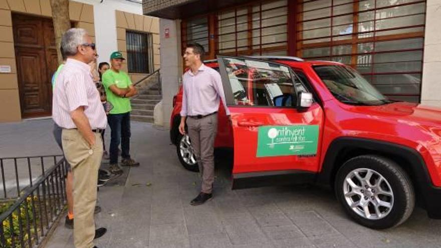 El alcalde, en la presentación del nuevo vehículo, ayer.