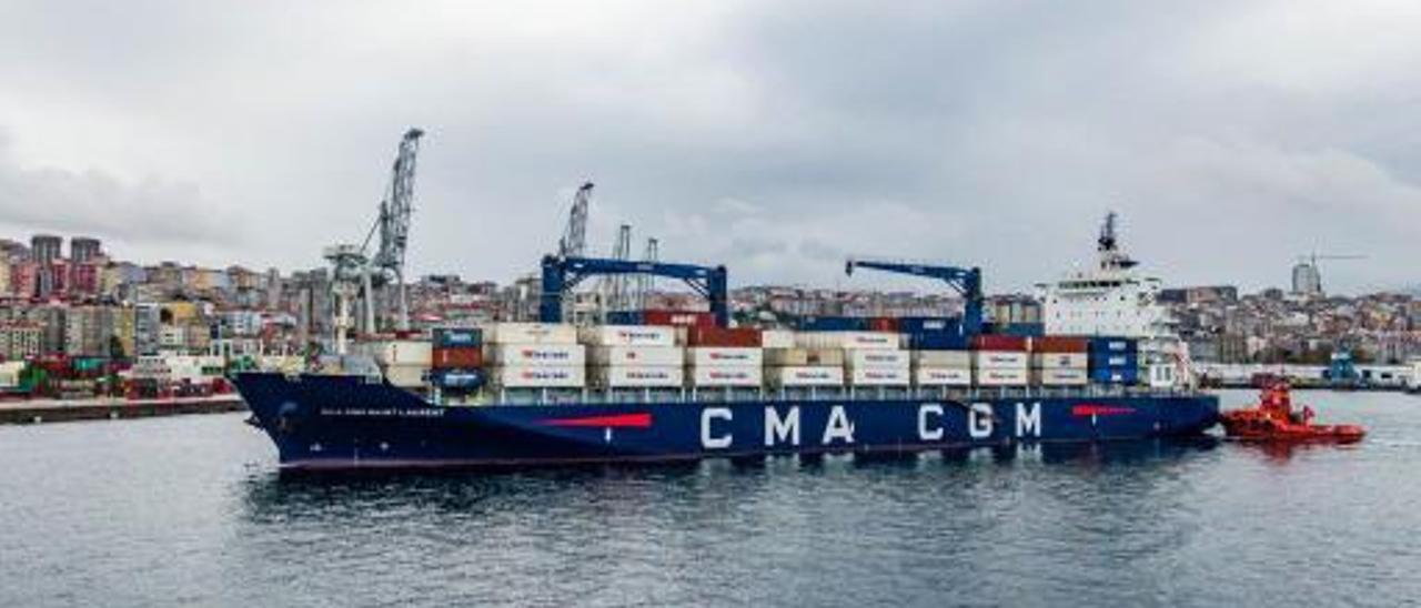 El “CMA CGM Saint Laurent”, de 190 metros de eslora, ayer, durante la descarga en la terminal de contenedores de Guixar. |   // TERMAVI