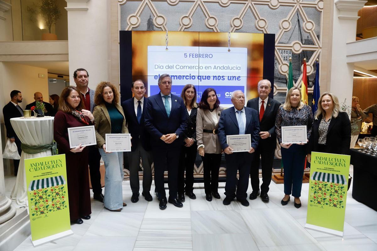 Foto de familia de los galardones entregados con motivo del Día del Comercio en Andalucía, celebrado en la Cámara de Comercio de Málaga.