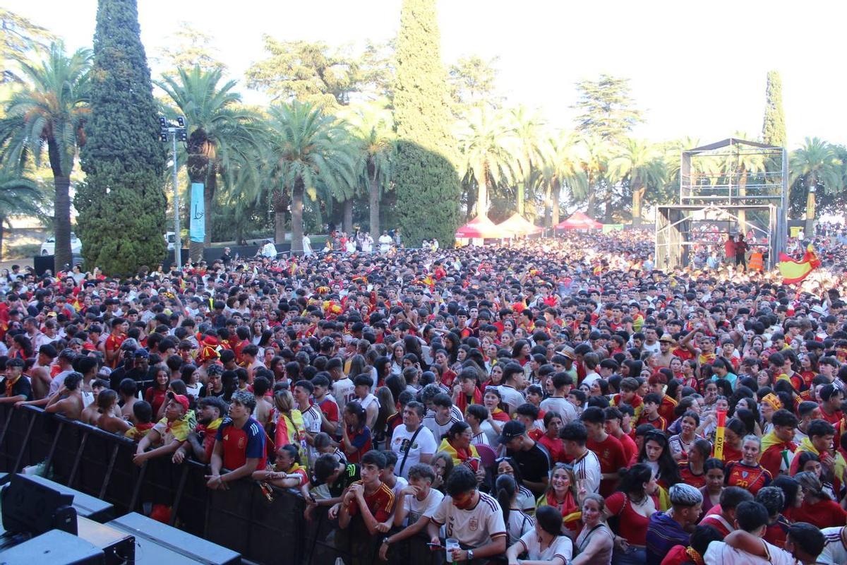 Fotogalería | Así se vive en la Alcazaba de Badajoz la final del Mundial 2026 Fotogalería | Así se vive en la Alcazaba de Badajoz la final del Mundial 2026