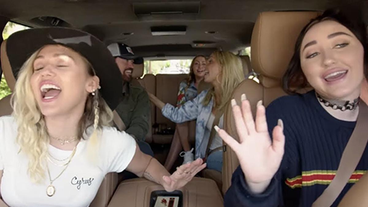 La familia Cyrus participando en 'Carpool Karaoke'