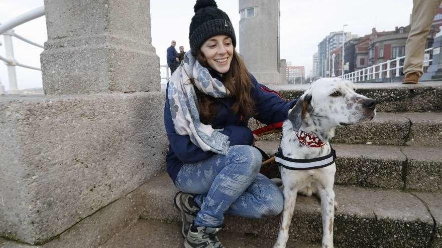 La valenciana Beatriz López y su perro &quot;Romeo&quot;, ayer, en la playa de San Lorenzo.