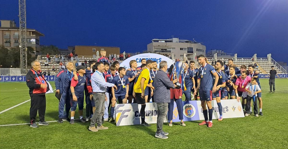 La UE Tavernes de la Valldigna celebra el histórico título de campeón de La Nostra Copa