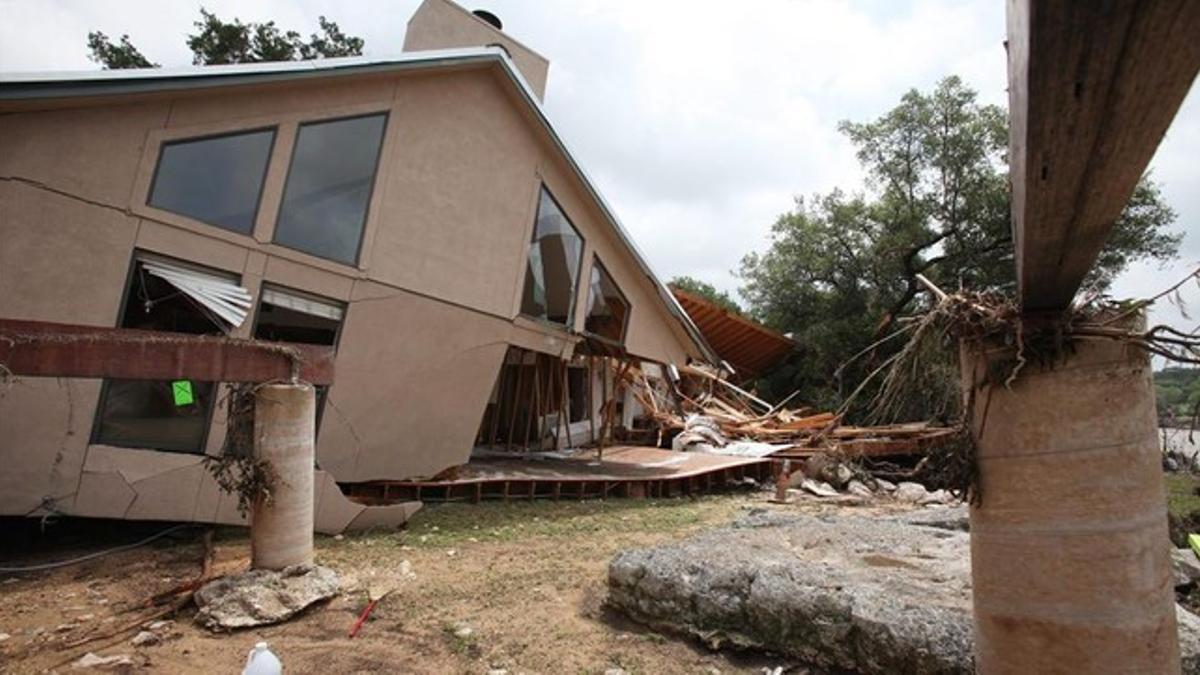 Casa afectada por la inundación del río Blanco, en Wimberly (Tejas), este martes.