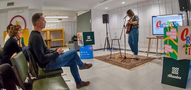 Concerto de Roal en La Contenedora. De arriba a abaixo: Xacobe pintando en La Contenedora; Juanma Lodo en Espazo Río