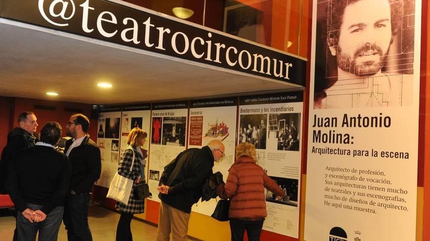 La muestra se puede ver en el vestíbulo del Teatro Circo, habitual escaparate para creadores murcianos.