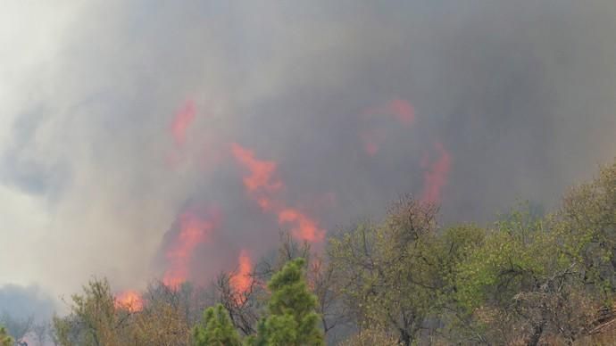 El fuego devora 400 ha y evoluciona ...