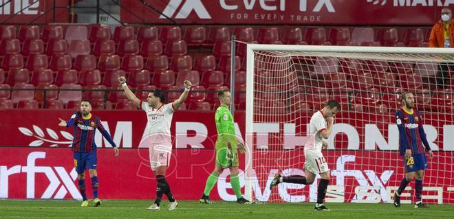 Ivan Rakitic celebra su gol durante el partido de ida de Copa del Rey entre el Sevilla y el FC Barcelona disputado en el Sánchez Pizjuan.