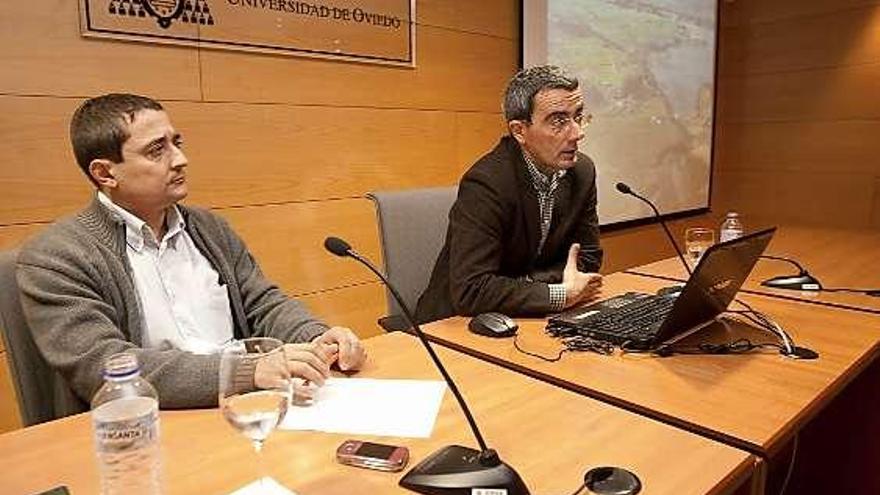 David Díaz (Mavea) y De Roa, durante la ponencia que ofreció en Avilés.