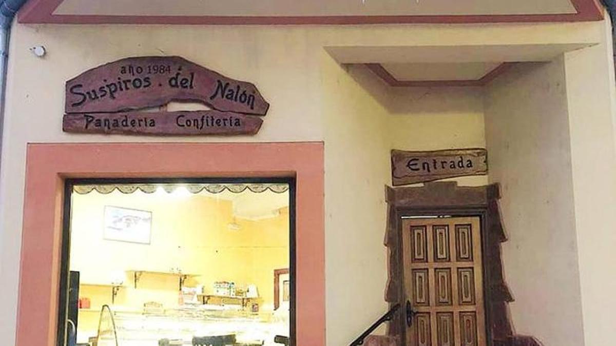 La entrada a la confitería-panadería Suspiros del Nalón.