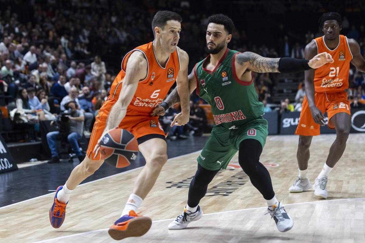 López-Arostegui, en una acción del partido ante el Baskonia