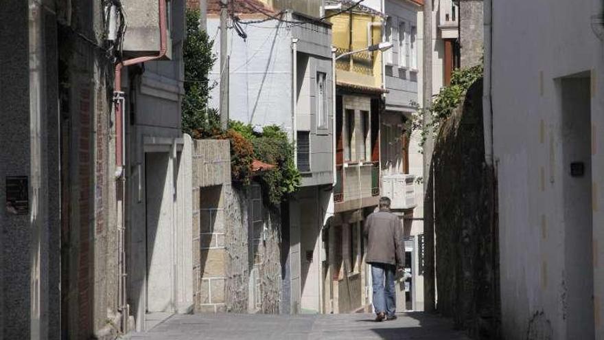 Un hombre pasea por la calle Ramón Franco. // Santos Álvarez