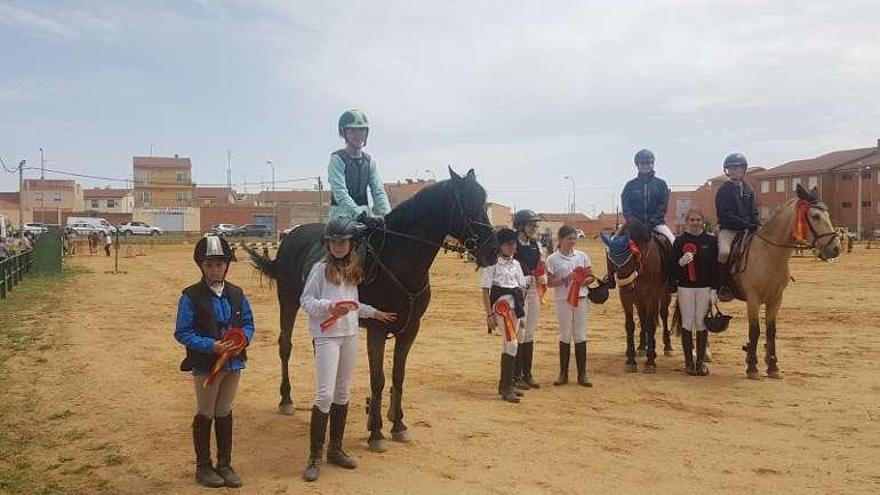 Una veintena de participantes en el Concurso de Salto de Obstáculos, en la Rosaleda