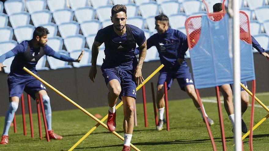 David Costas, durante un ejercicio dispuesto por Fran Escribá, en un reciente entrenamiento con el Celta en A Madroa. // Ricardo Grobas