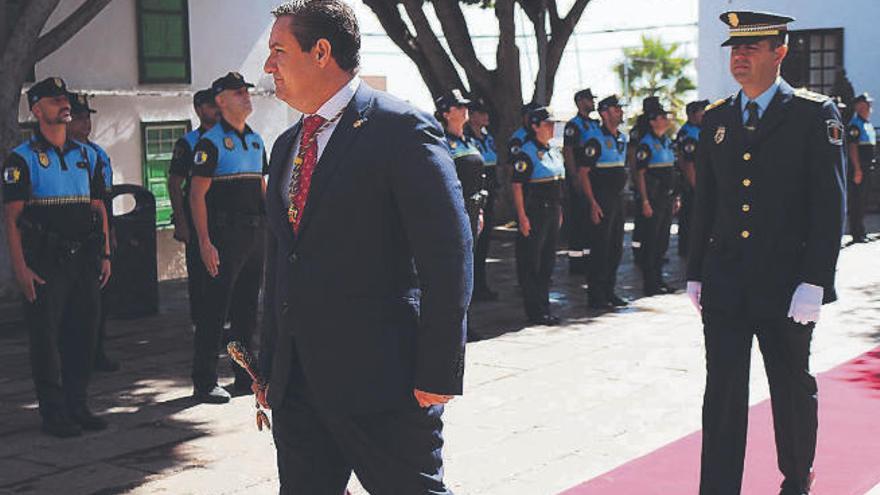 El alcalde, José Julián Mena, pasa revista a la Policía Local seguido por el subinspector jefe, David Oliva.