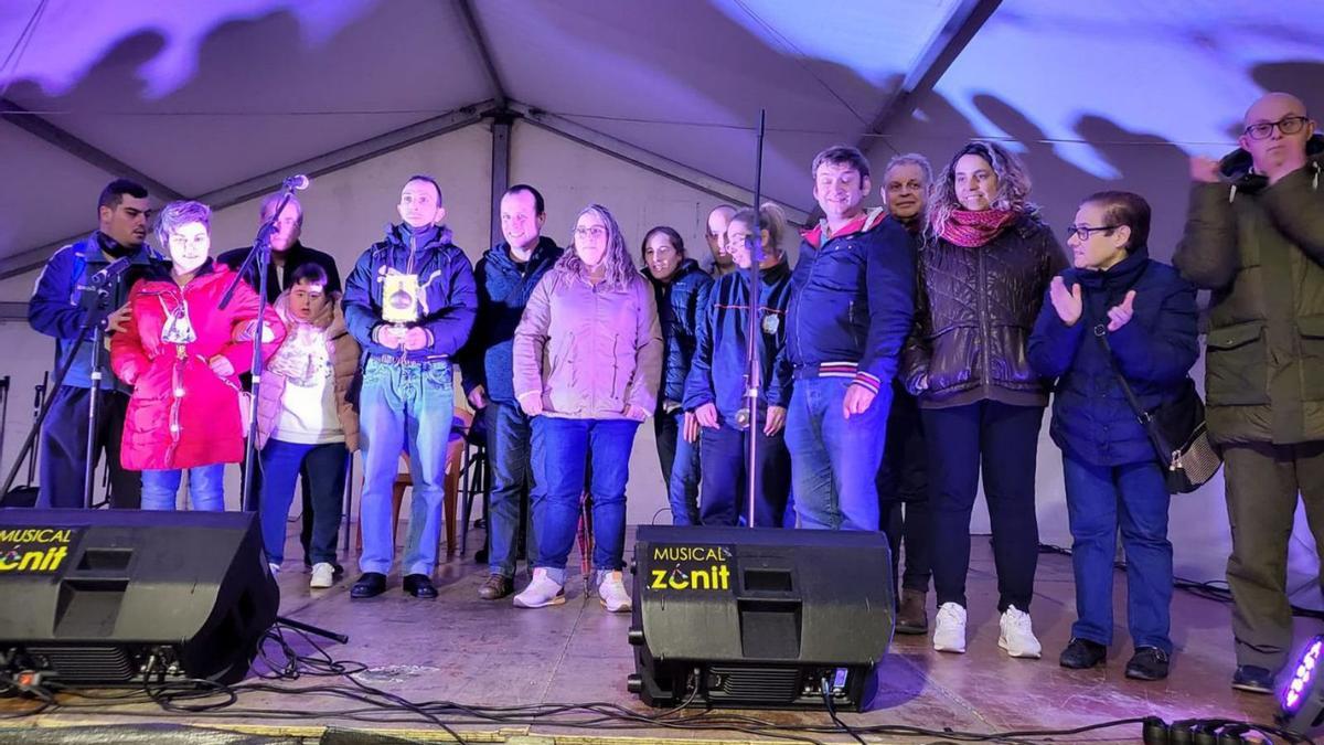 Miembros de la asociación «Rey Aurelio», con el premio «Cebolla de oro» de las fiestas. | Vivas