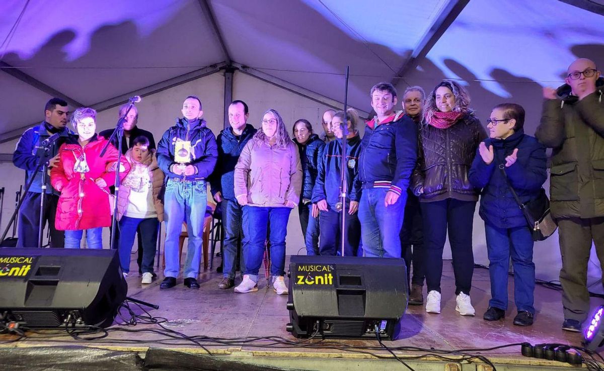 Miembros de la asociación «Rey Aurelio», con el premio «Cebolla de oro» de las fiestas. | Vivas
