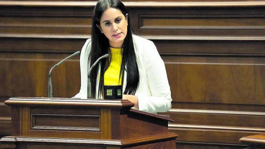 Vidina Espino se dirige al presidente Torres desde la tribuna de oradores.