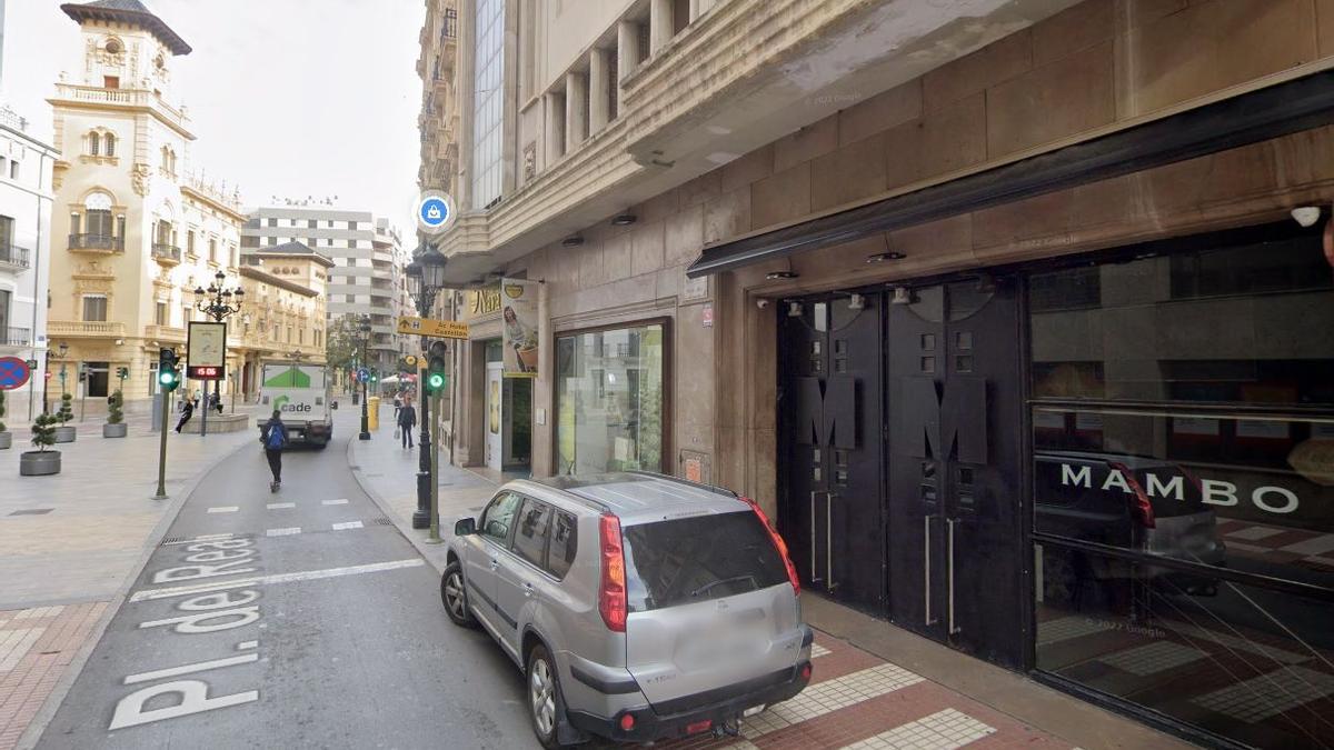 Imagen del exterior de uno de los locales donde hubo varias peleas el pasado sábado.