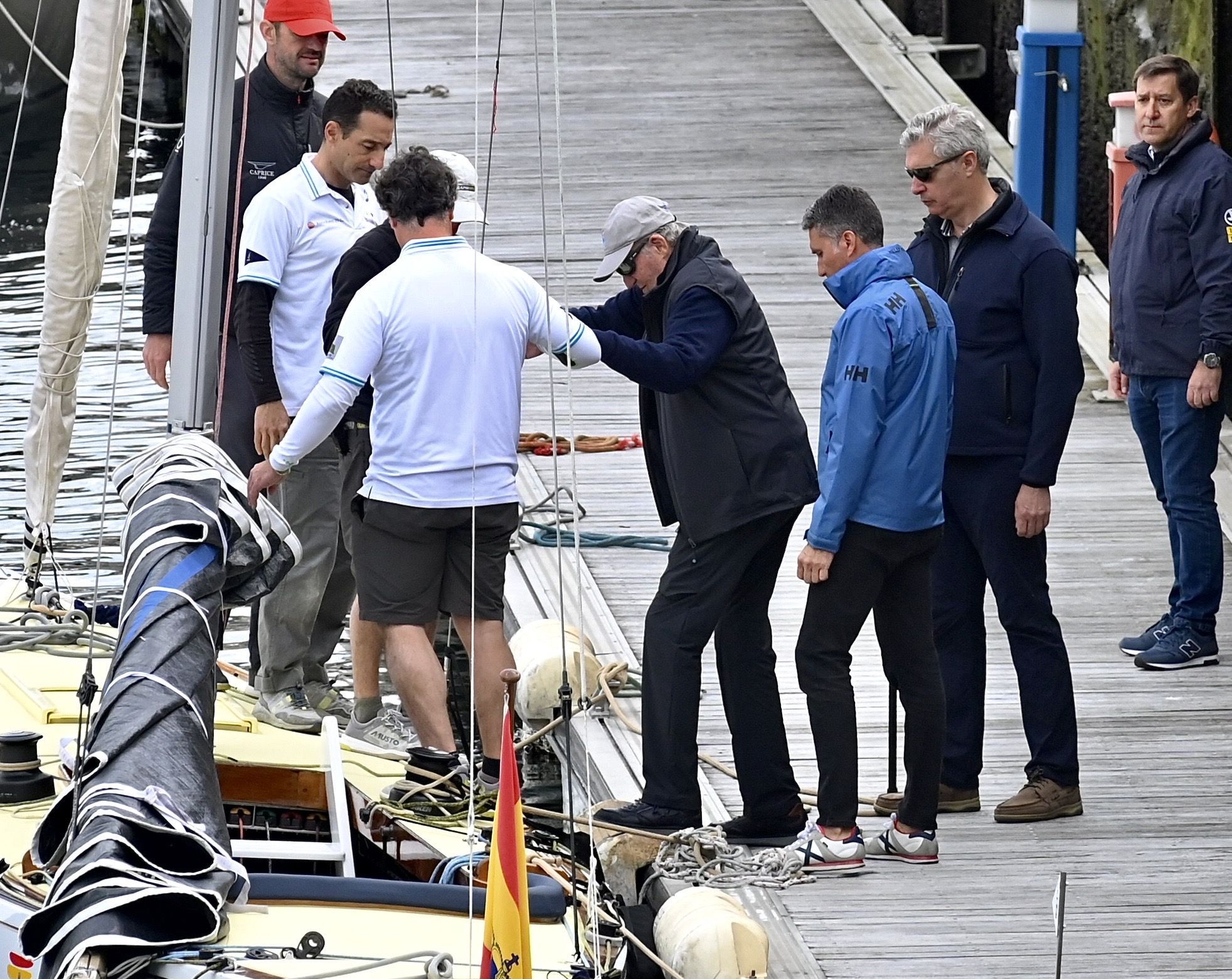 El rey emérito abandona Galicia después de que el viento y las olas le impidiesen navegar