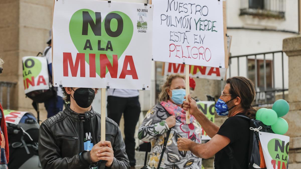 Imagen de una de las protestas contra la mina organizadas por Salvemos la montaña en Cáceres.