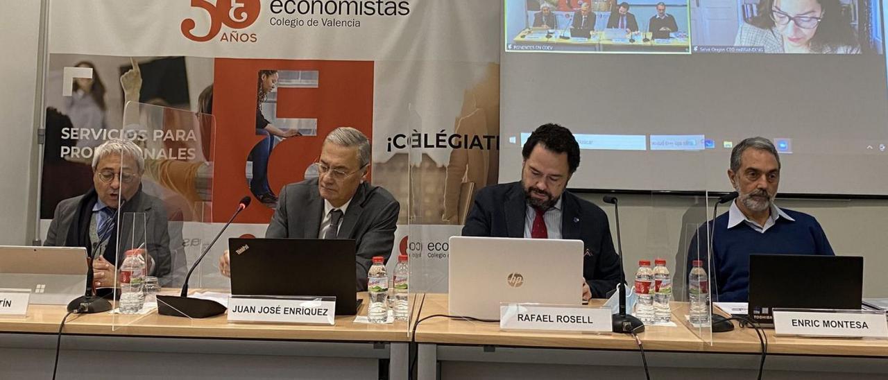 La mesa de ponentes, ayer en el Colegio de Economistas. | E.P.