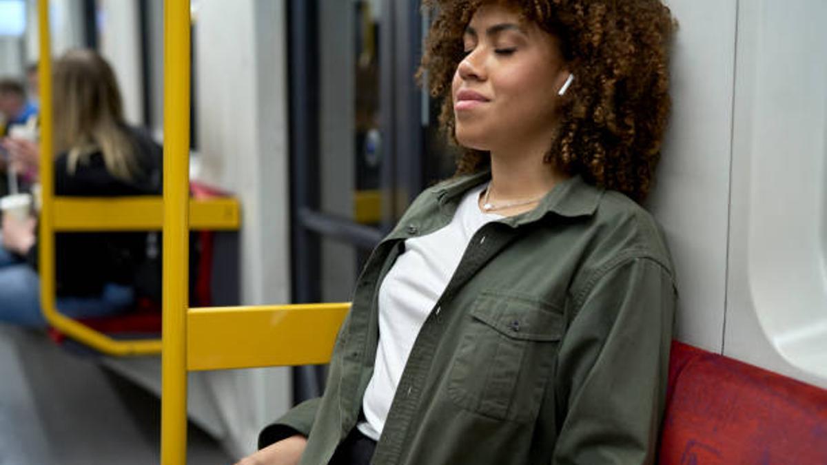 Una mujer viaja en el metro.