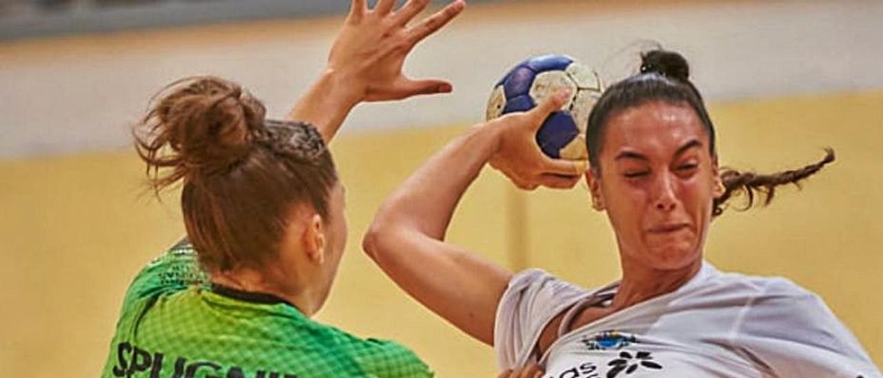 Alba Spugnini (13) intenta frenar el tiro de una rival en el choque de ayer. | | CB SALUD