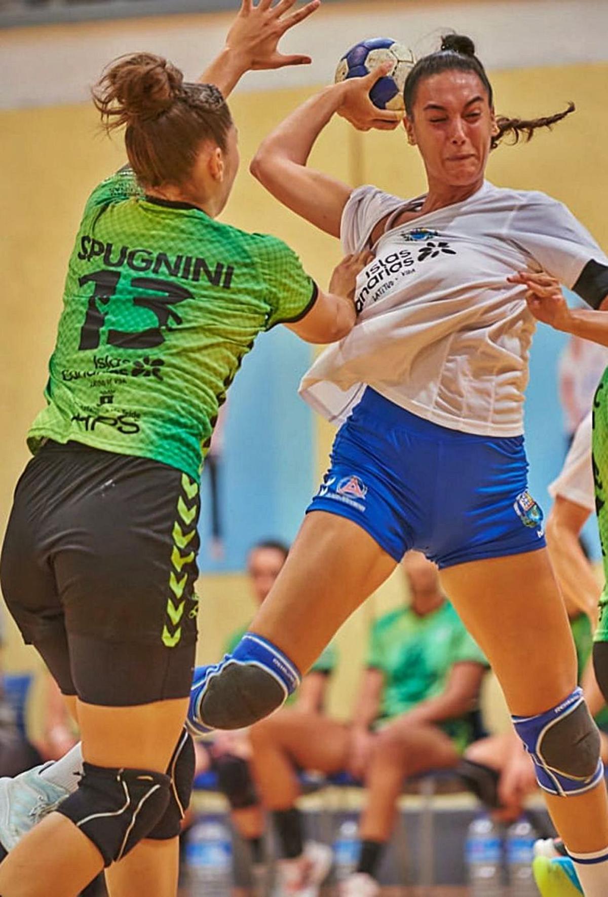 Alba Spugnini (13) intenta frenar el tiro de una rival en el choque de ayer. | | CB SALUD