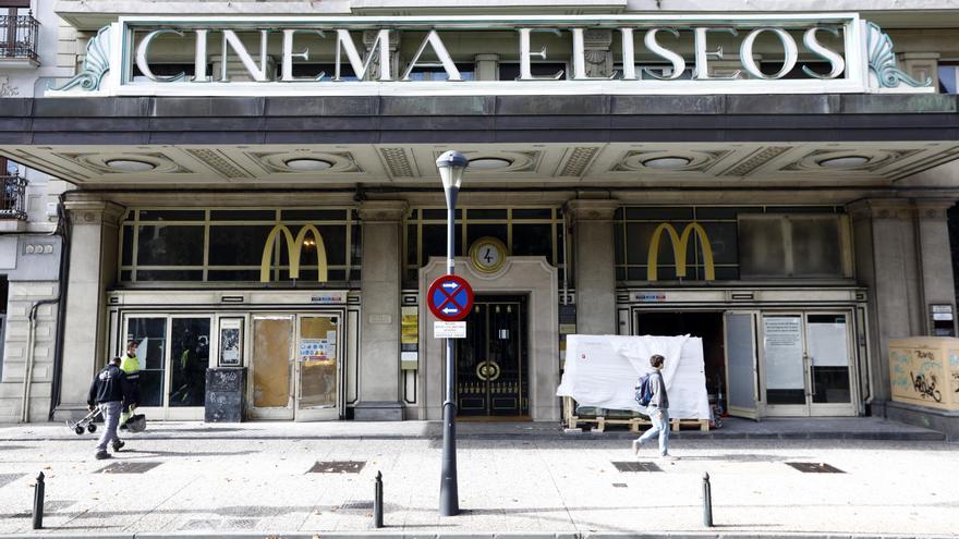 El logo de McDonald’s ya luce en la fachada del cine Elíseos de Zaragoza