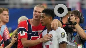 Erling Haaland, abraza a Jude Bellingham al final del partido de cuartos de final del Mundial de la FIFA 2026 entre Noruega e Inglaterra