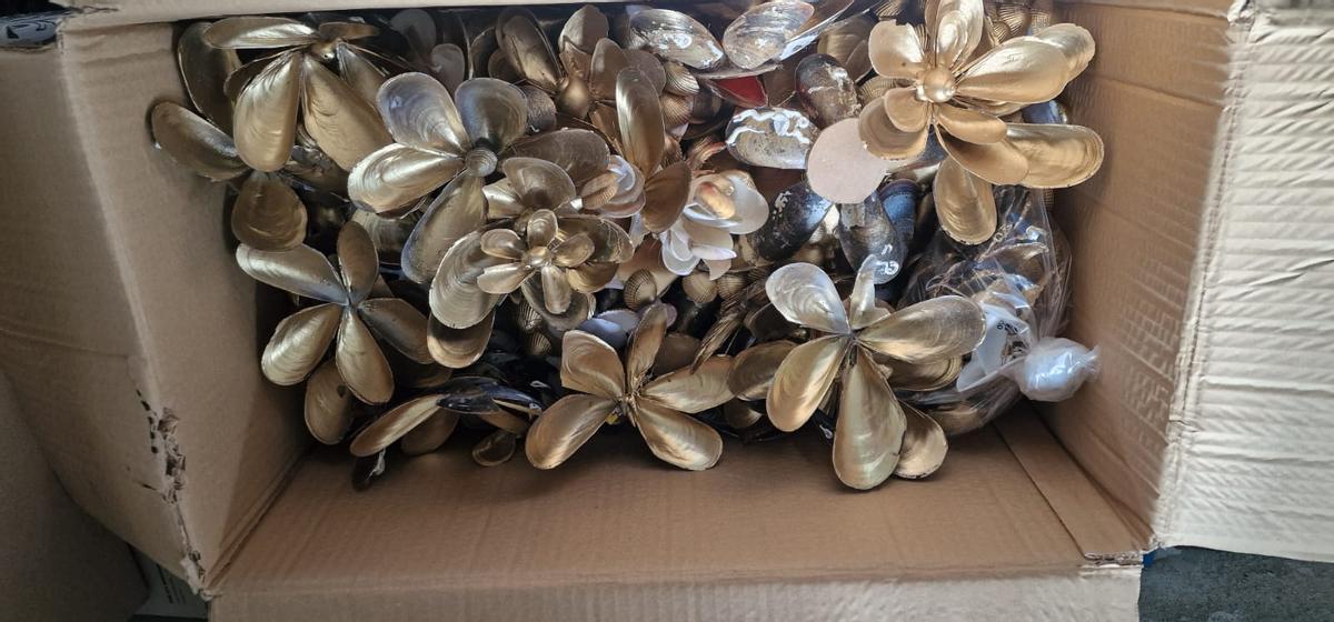 Una de las cajas enviadas desde Bueu con conchas de mejillón y otros mariscos para la elaboración de las alfombras en Barcelona con motivo de la visita del Papa León XIV.